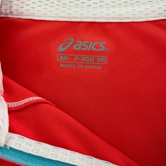 Woman’s ASICS long sleeve 1/4 zip pullover - Picture 7 of 8